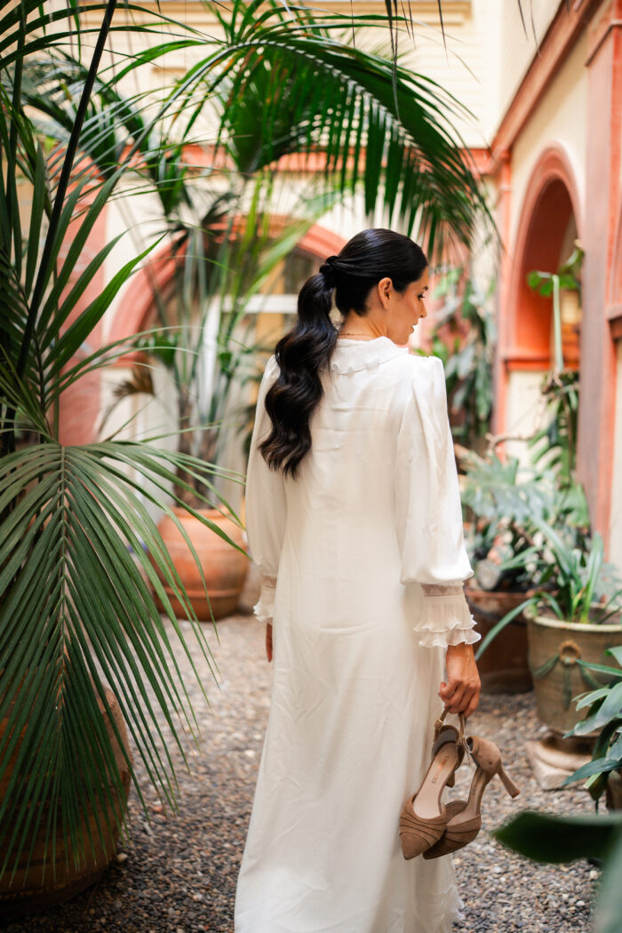 novia sujetando zapatos de novia beige elegantes y cómodos uniqshoes