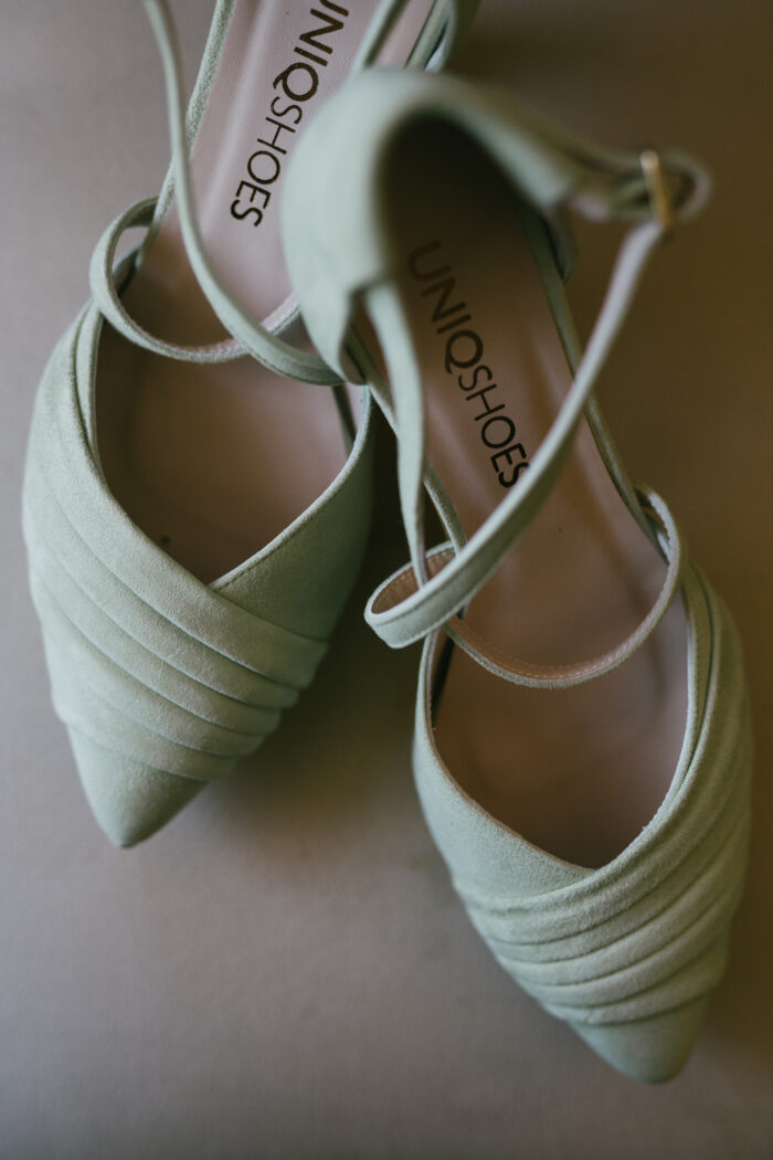 Zapatos de novia de tacón medio en ante verde empolvado, modelo Salón María de UNIQSHOES