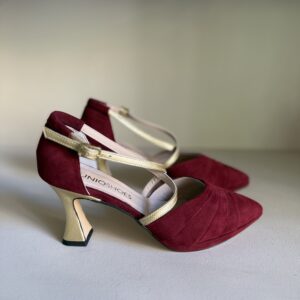 Zapato de tacón burdeos en ante con detalles dorados