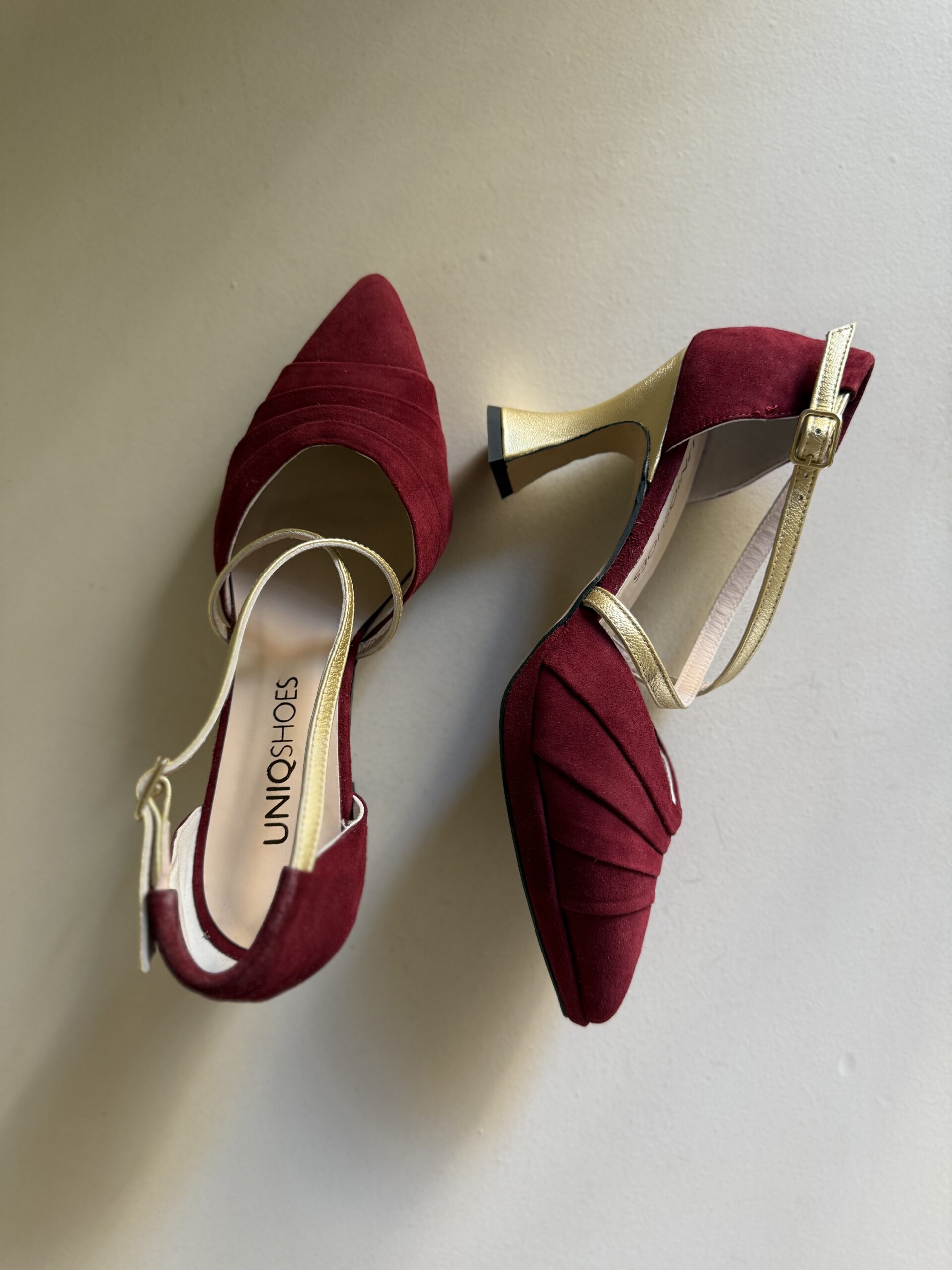 Zapato de tacón burdeos en ante con detalles dorados 3 Zapato de tacón burdeos en ante con detalles dorados