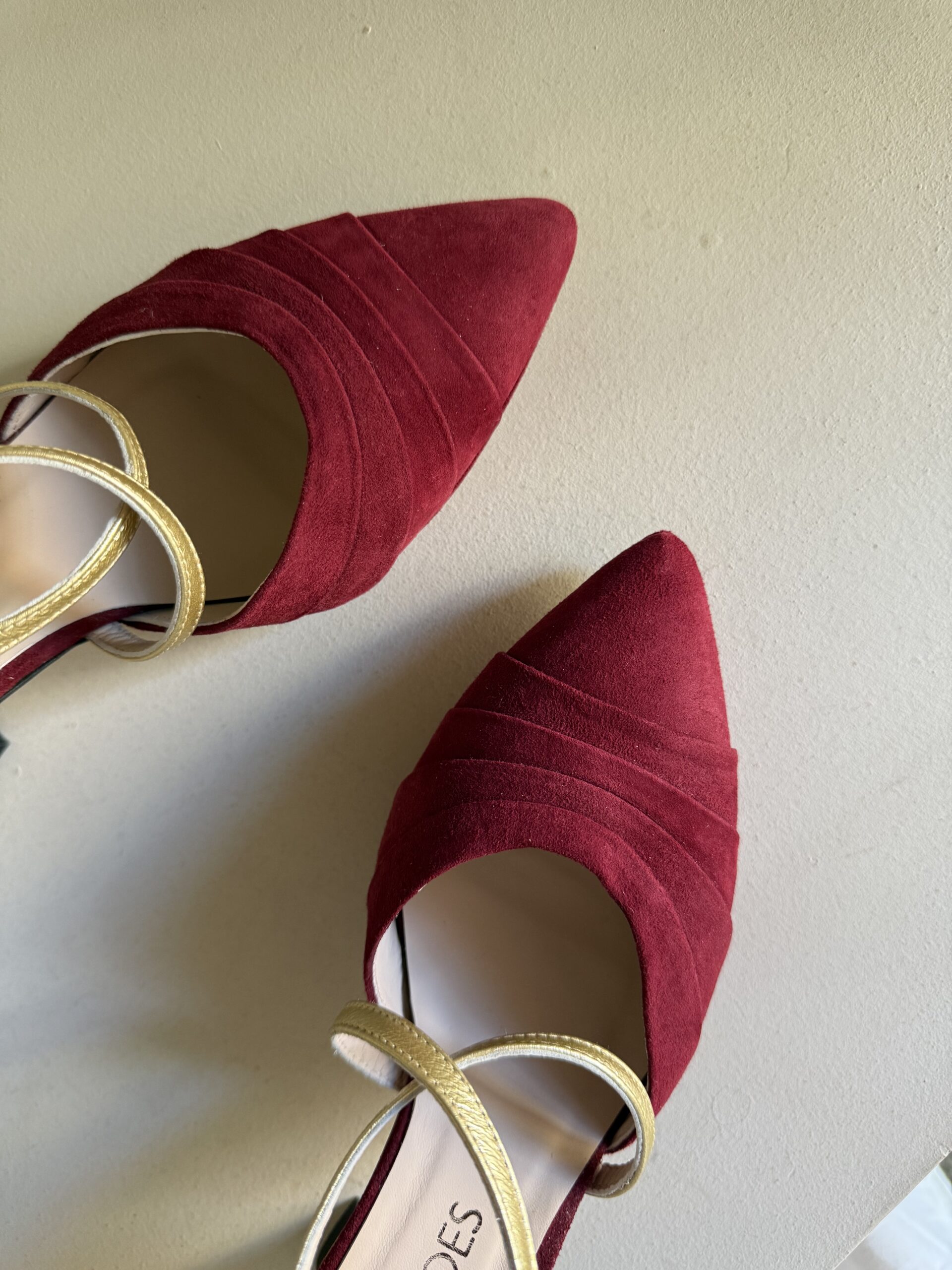 Zapato de tacón burdeos en ante con detalles dorados 4 Zapato de tacón burdeos en ante con detalles dorados