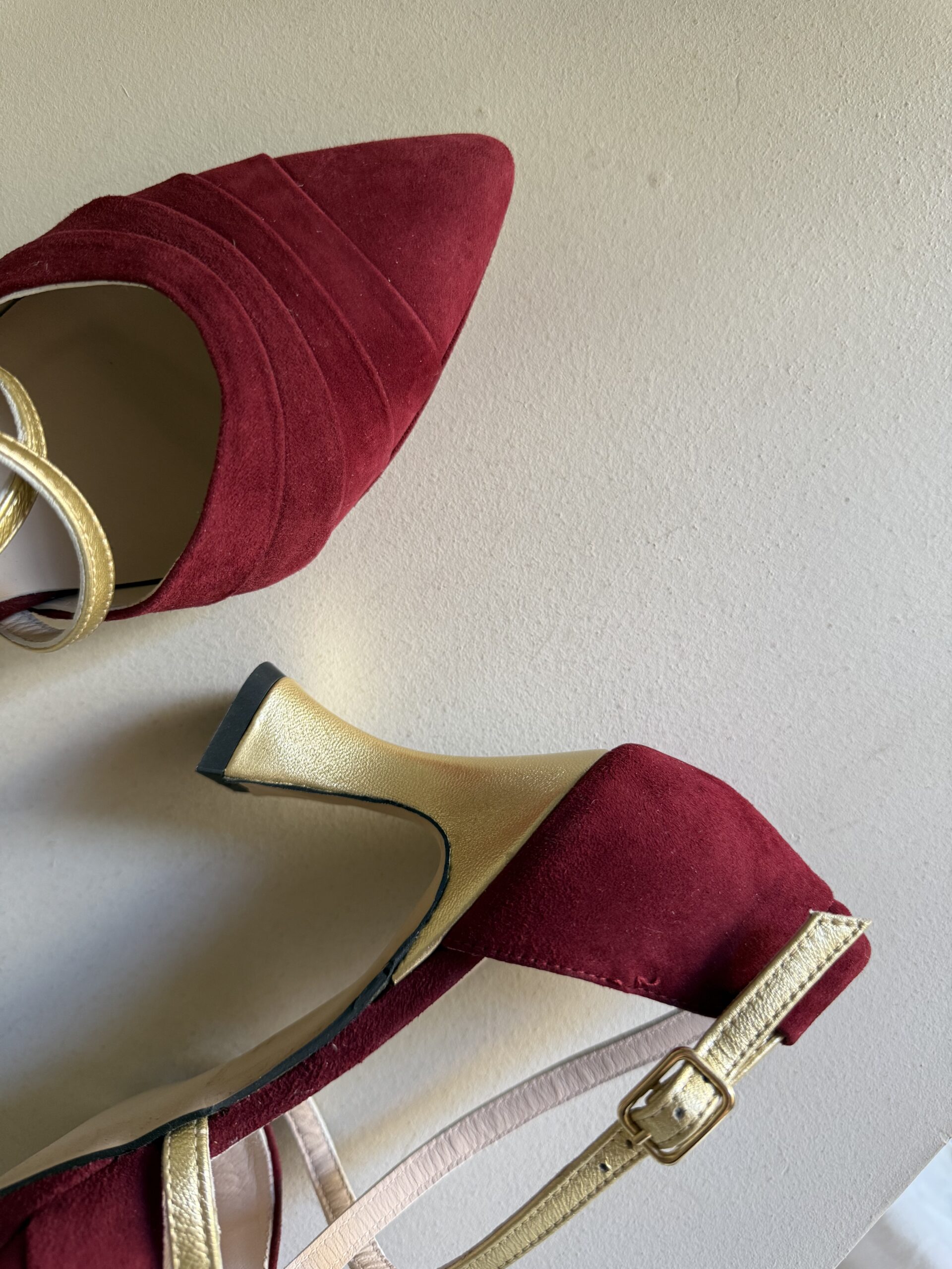 Zapato de tacón burdeos en ante con detalles dorados 2 Zapato de tacón burdeos en ante con detalles dorados