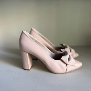 Zapato con tacón ancho detalle lazo