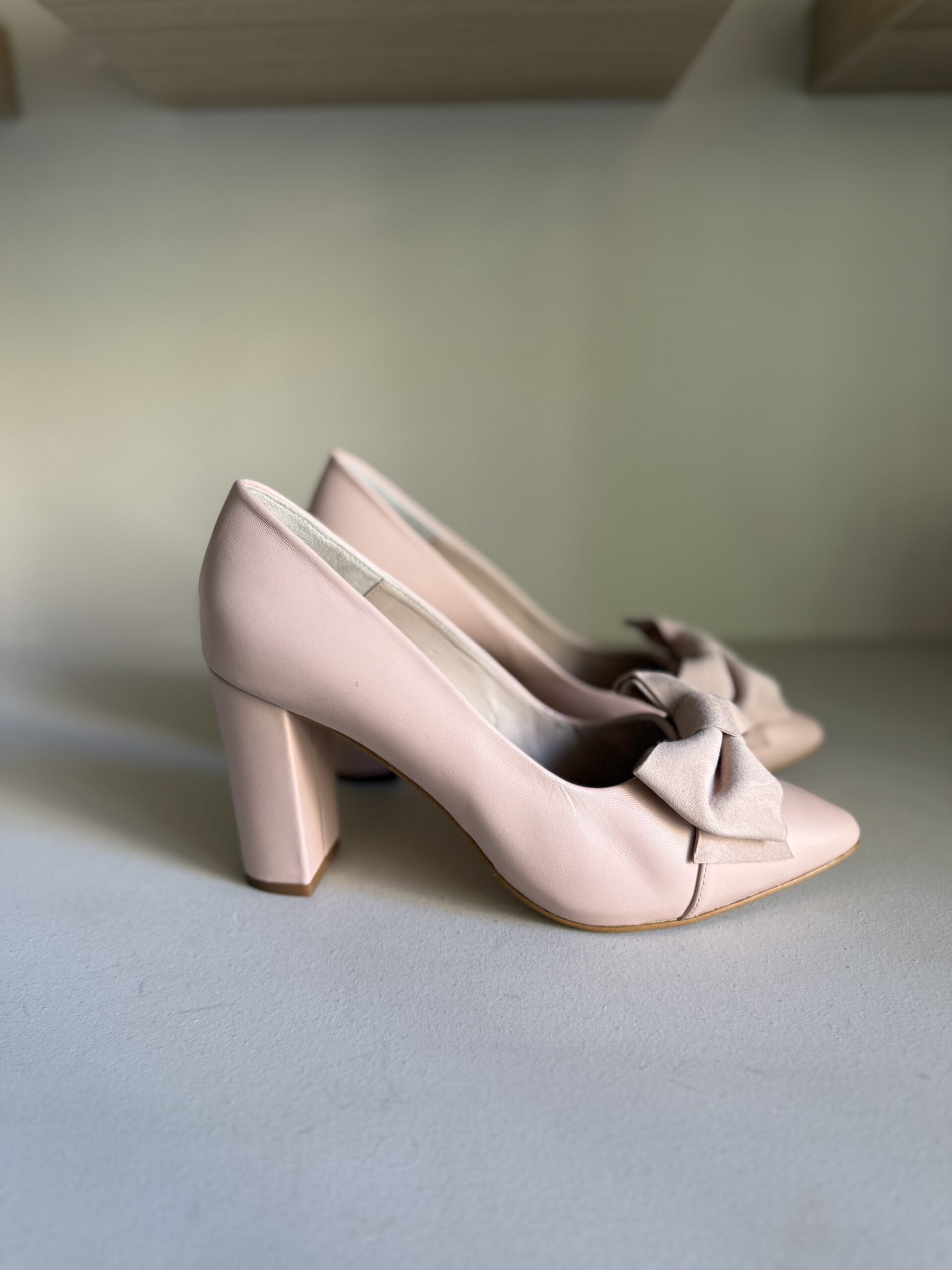 Zapato con tacón ancho detalle lazo en color nude 1 Zapato con tacón ancho detalle lazo