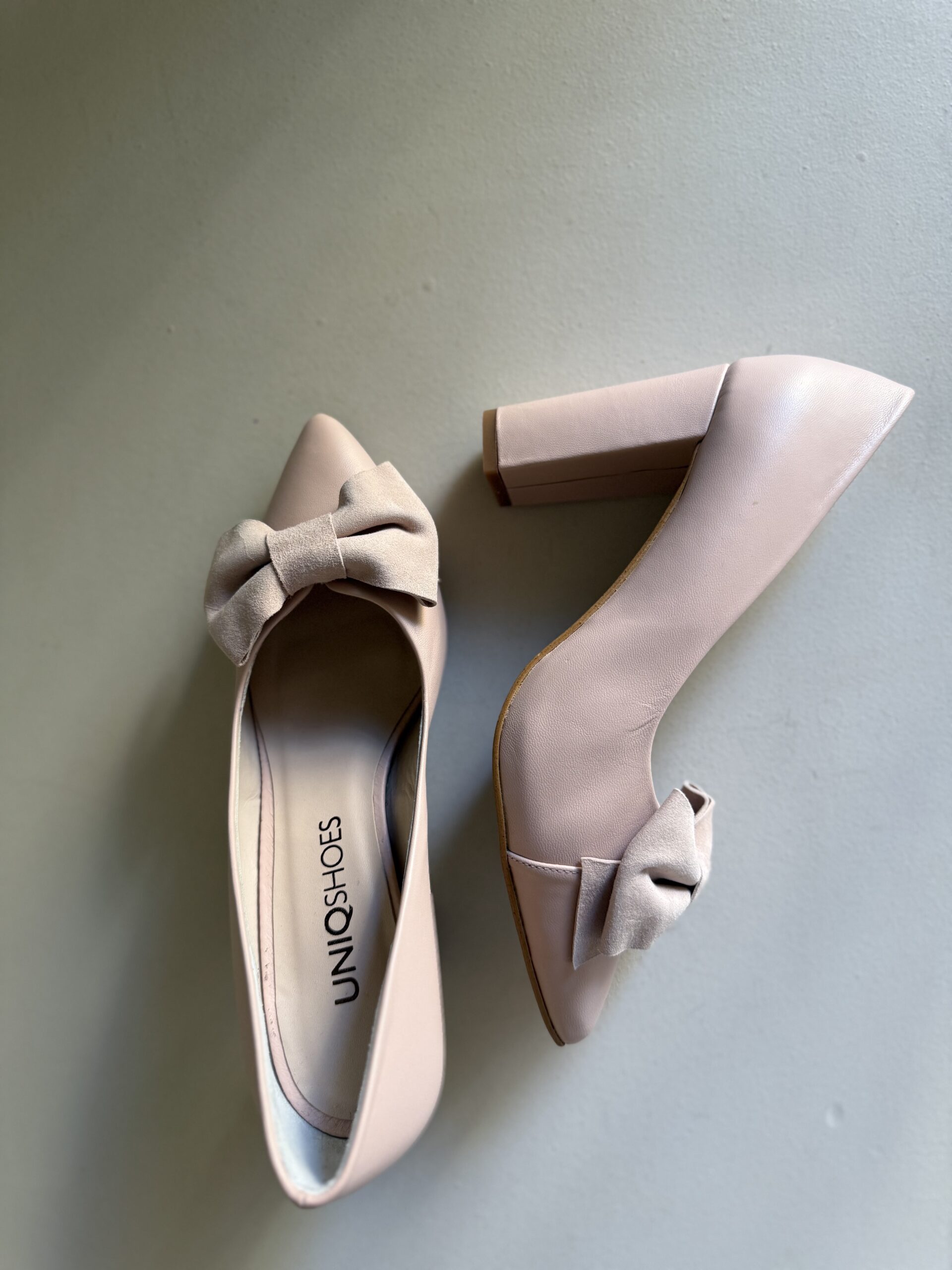 Zapato con tacón ancho detalle lazo en color nude 2 Zapato con tacón ancho detalle lazo
