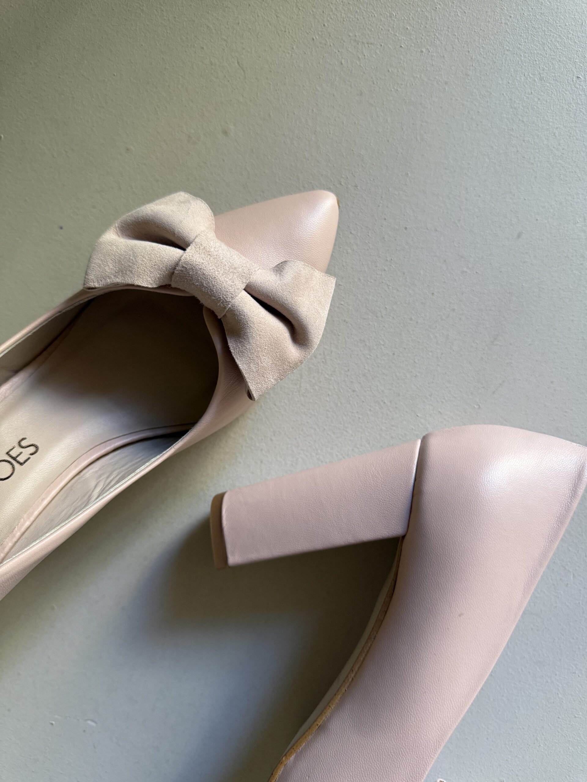 Zapato con tacón ancho detalle lazo en color nude 3 Zapato con tacón ancho detalle lazo