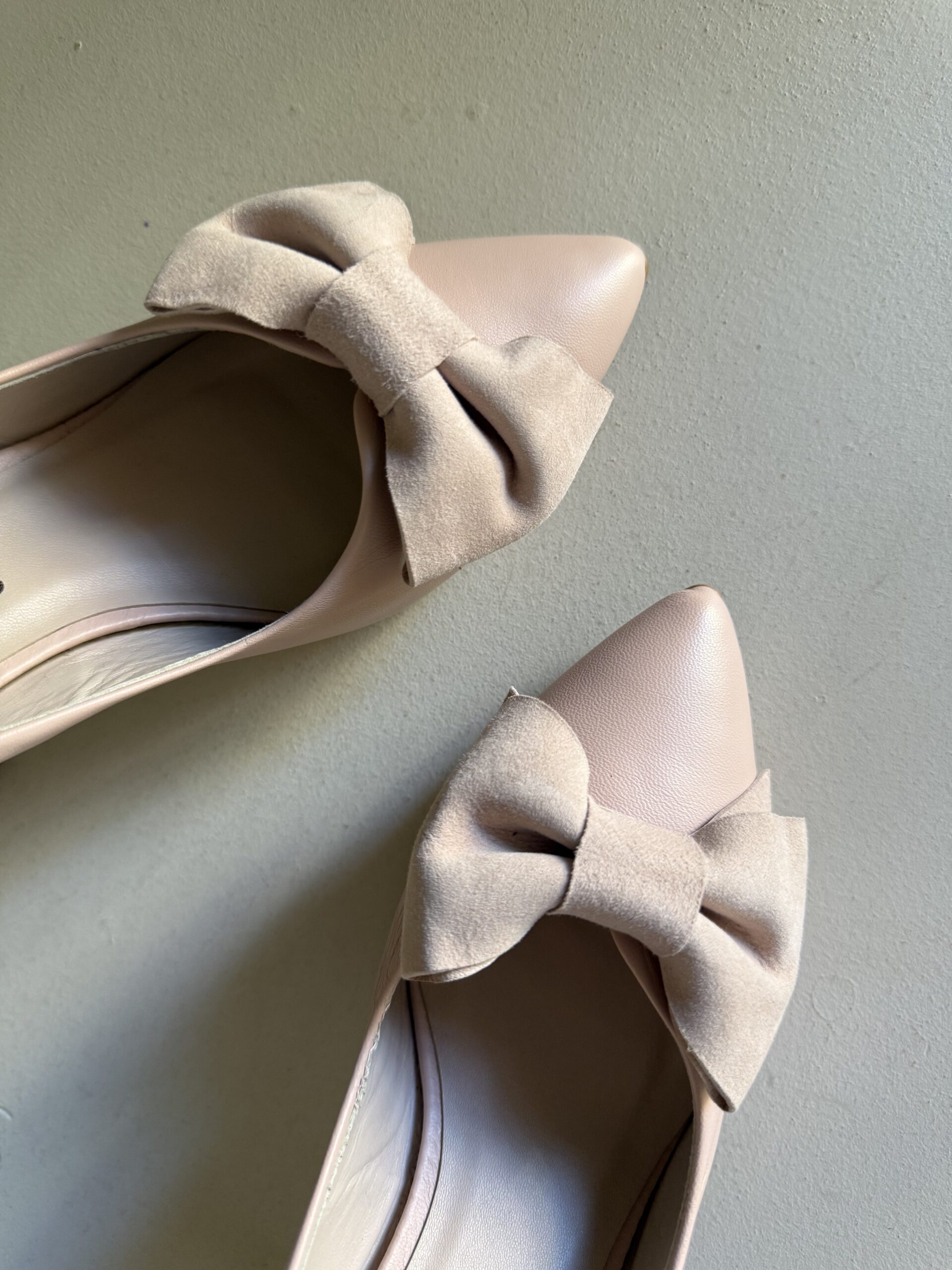 Zapato con tacón ancho detalle lazo en color nude 4 Zapato con tacón ancho detalle lazo