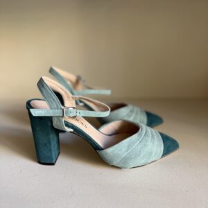 Zapato de tacón ancho en tonos verdes azulados