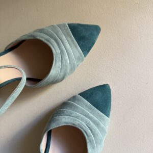 Zapato de tacón ancho en tonos verdes azulados