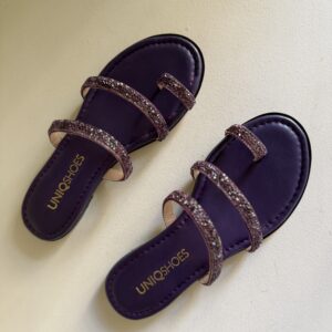 Sandalia plana morada con turas de strass