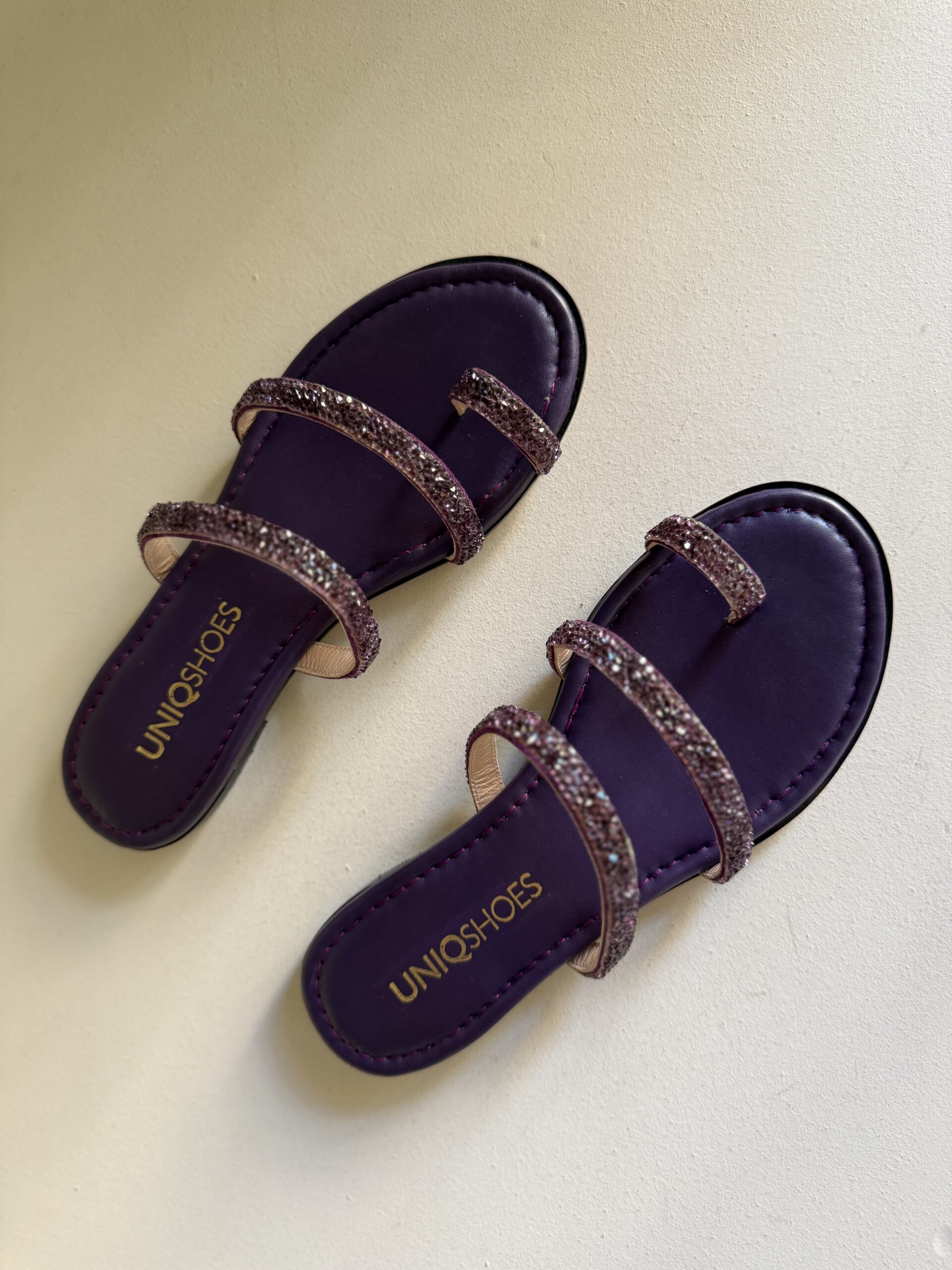 Sandalia plana morada con tiras de strass 1 Sandalia plana morada con turas de strass