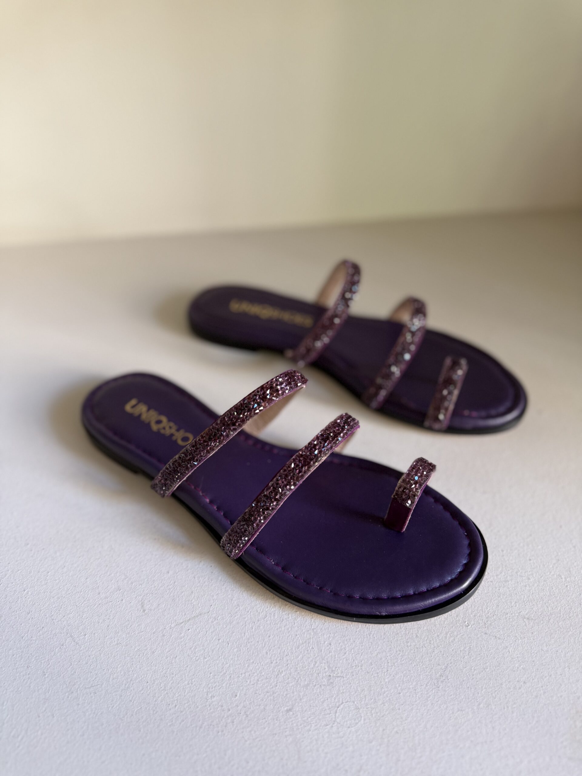 Sandalia plana morada con tiras de strass 4 Sandalia plana morada con turas de strass