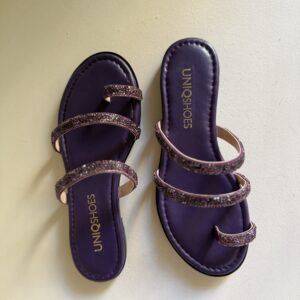 Sandalia plana morada con turas de strass