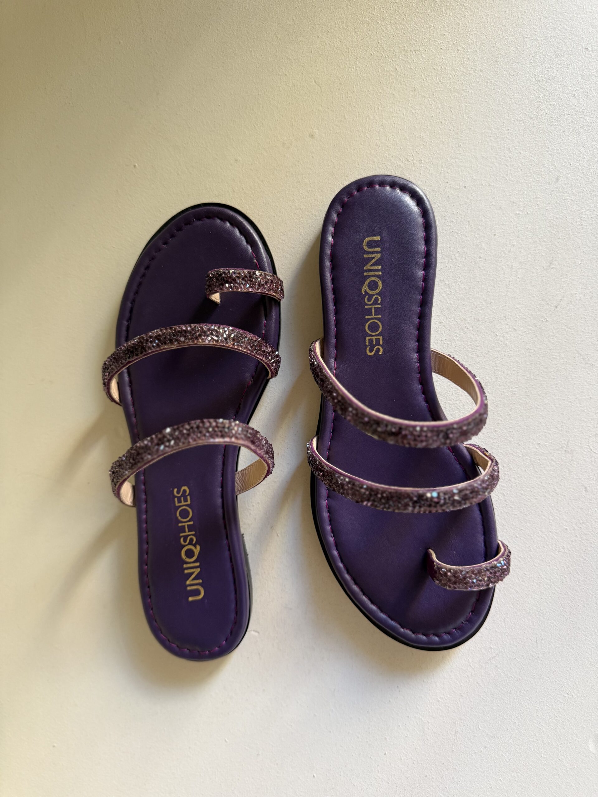 Sandalia plana morada con tiras de strass 2 Sandalia plana morada con turas de strass