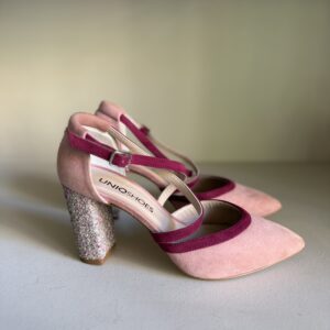 Zapato de salón cruzado con tacón en glitter