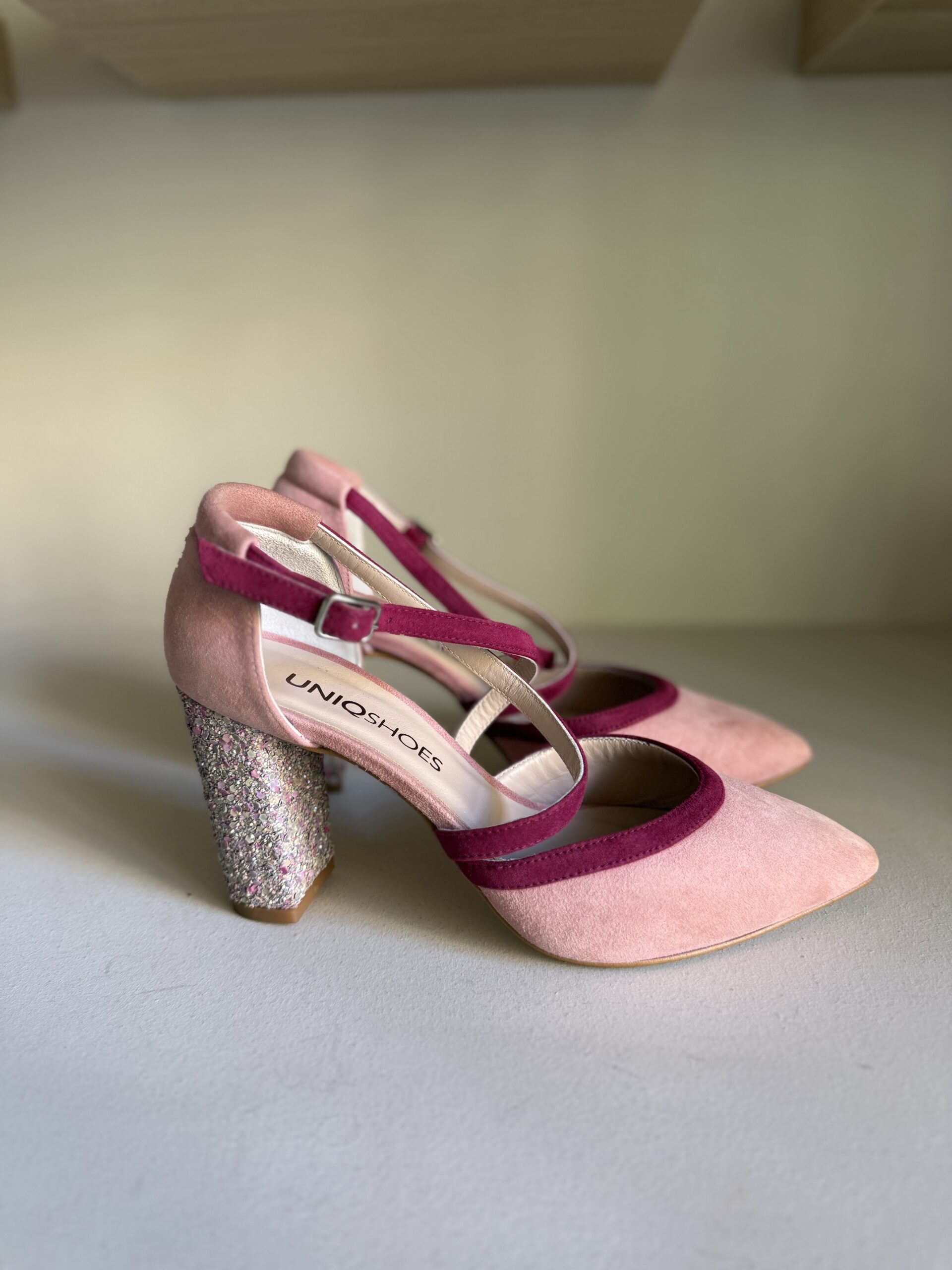 Zapato de salón cruzado con tacón en glitter 1 Zapato de salón cruzado con tacón en glitter