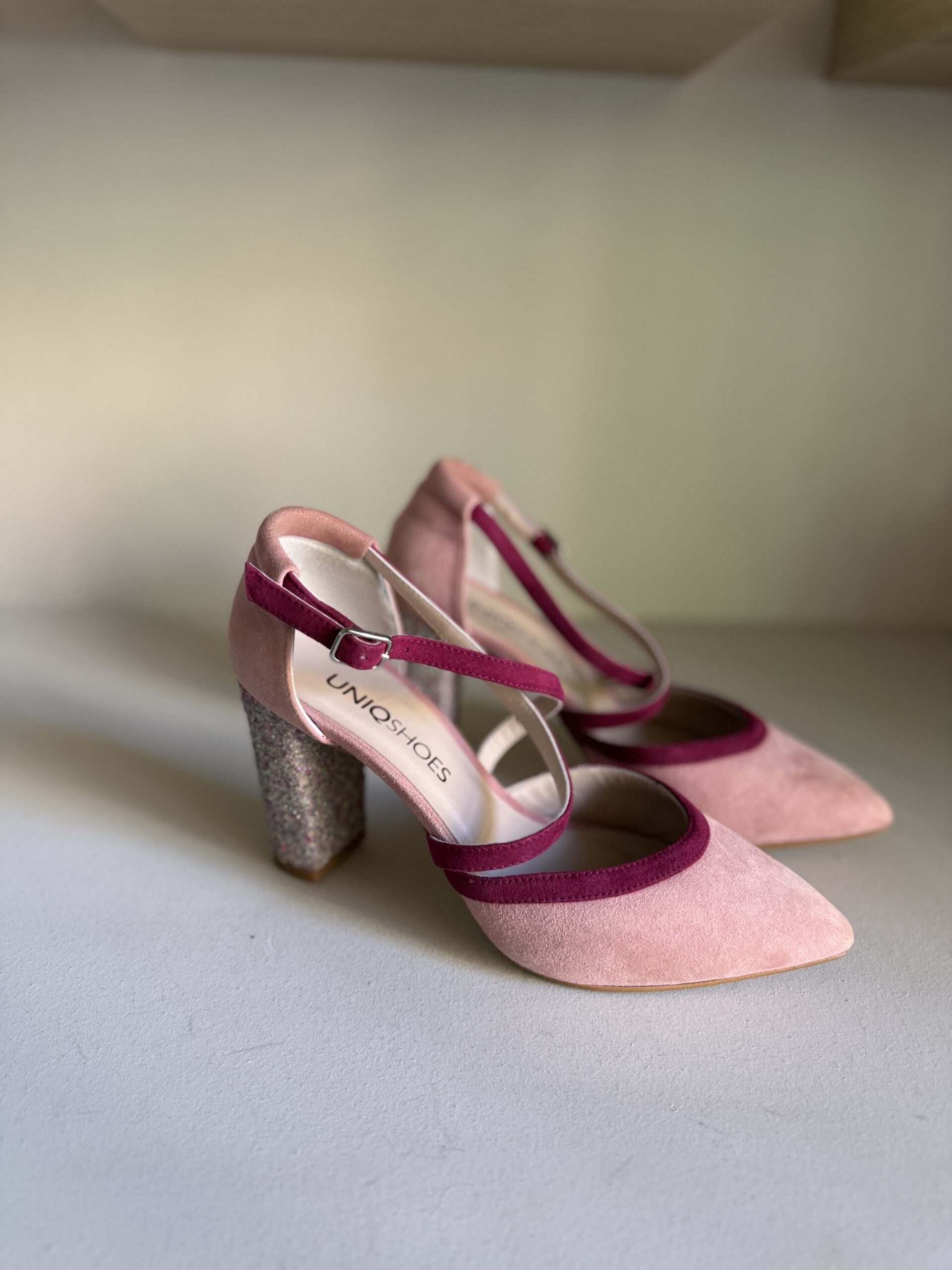 Zapato de salón cruzado con tacón en glitter 3 Zapato de salón cruzado con tacón en glitter