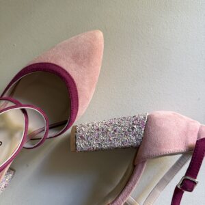 Zapato de salón cruzado con tacón en glitter