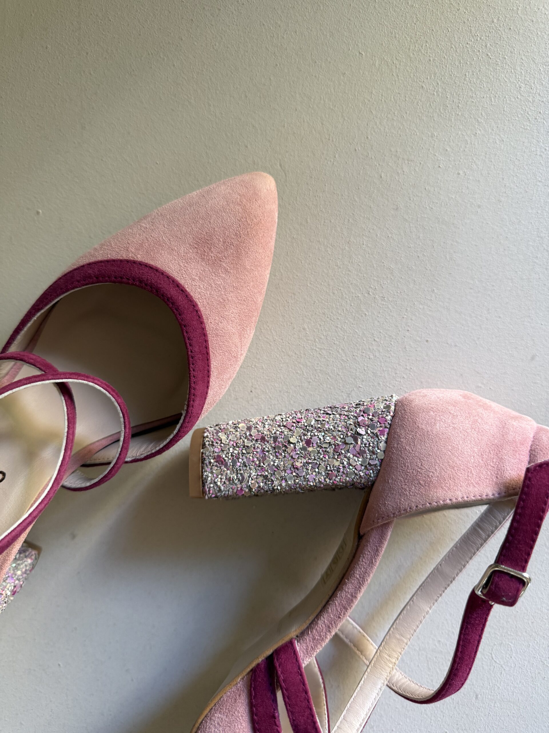 Zapato de salón cruzado con tacón en glitter 2 Zapato de salón cruzado con tacón en glitter