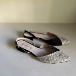 Zapato destalonado negro de tacón bajo