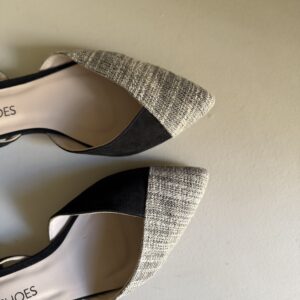 Zapato destalonado negro de tacón bajo