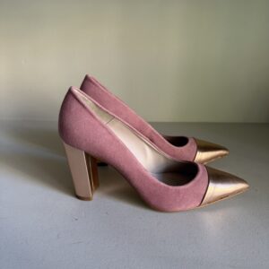 Zapato de salón rosa con puntera metalizada y tacón ancho