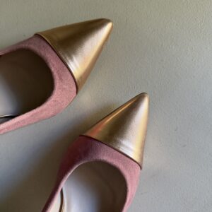 Zapato de salón rosa con puntera metalizada y tacón ancho
