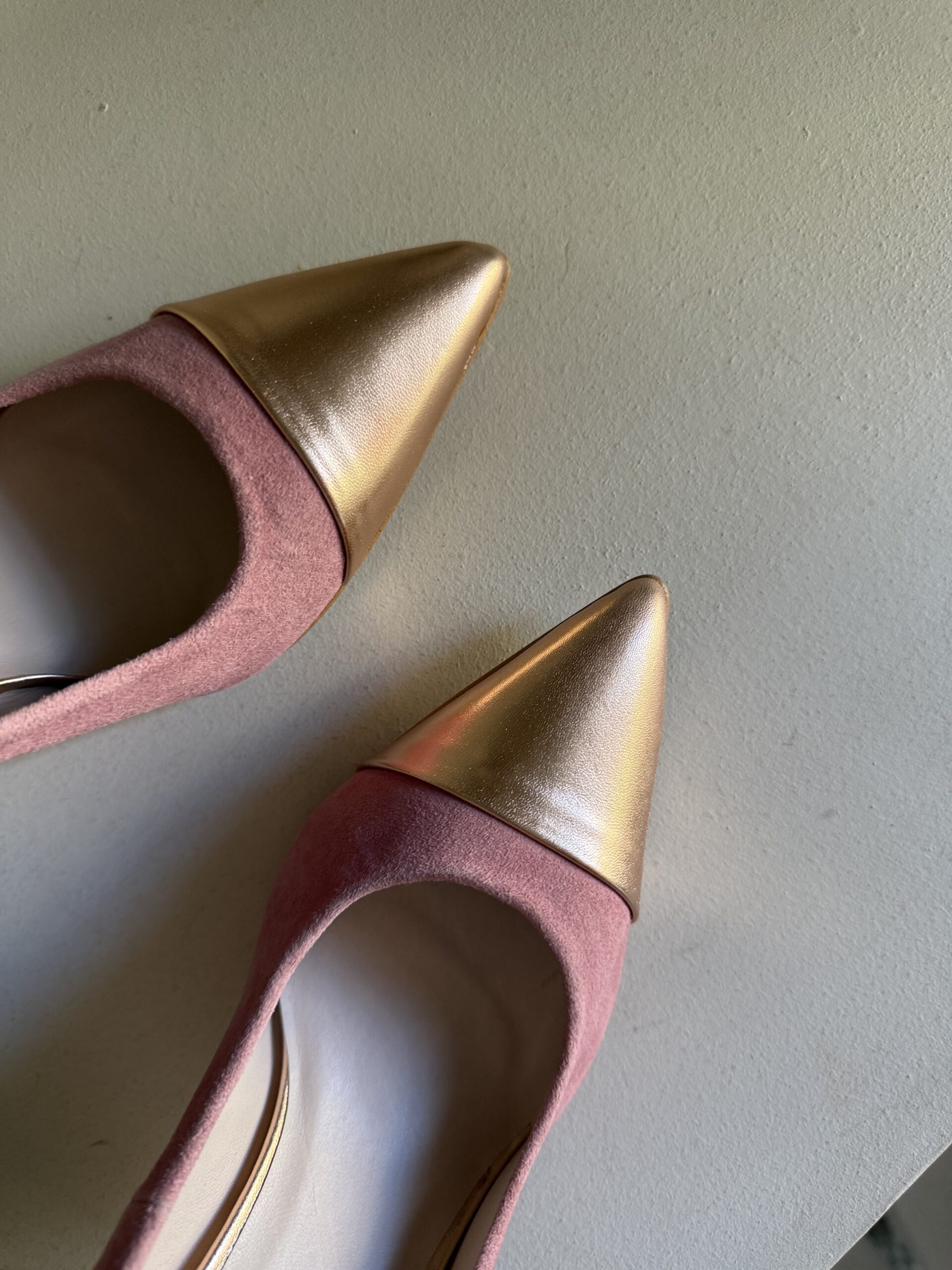 Zapato de salón rosa con puntera metalizada y tacón ancho 2 Zapato de salón rosa con puntera metalizada y tacón ancho