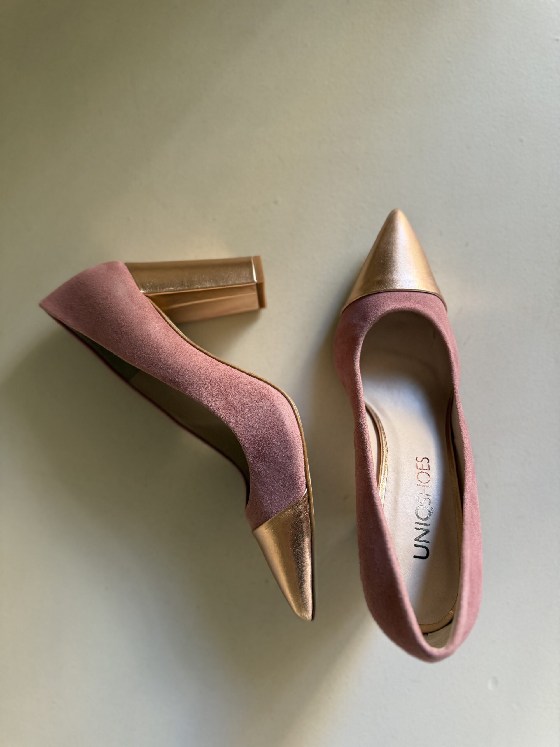 Zapato de salón rosa con puntera metalizada y tacón ancho 3 Zapato de salón rosa con puntera metalizada y tacón ancho
