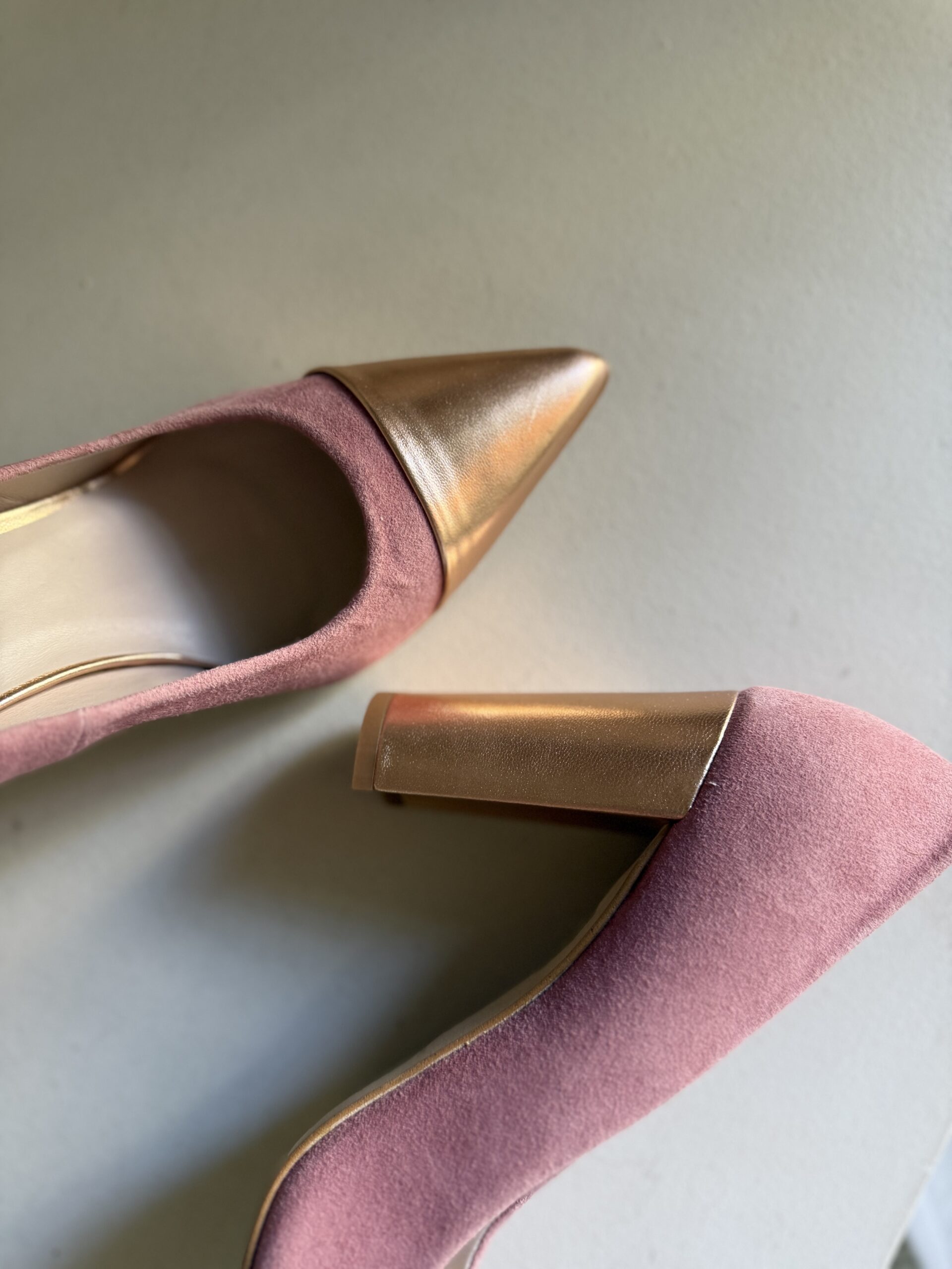 Zapato de salón rosa con puntera metalizada y tacón ancho 4 Zapato de salón rosa con puntera metalizada y tacón ancho