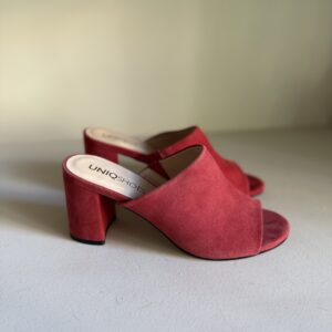 Zueco rojo de tacón bajo ancho