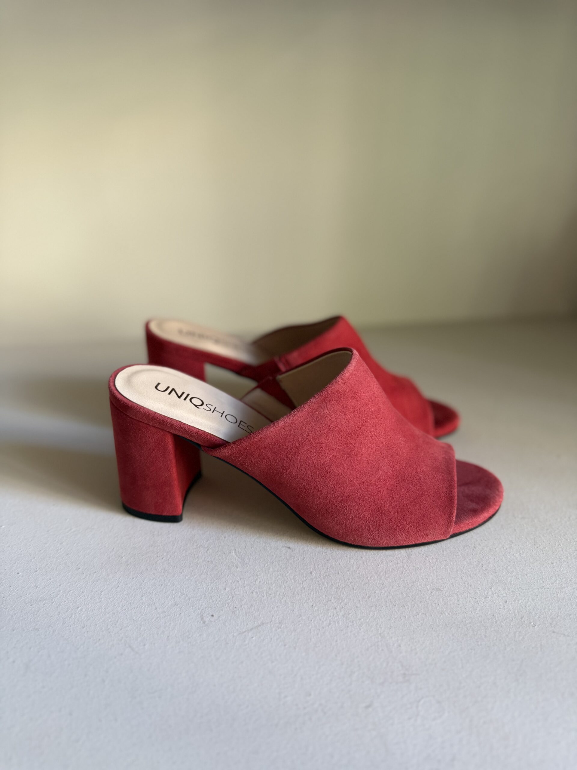 Zueco rojo de tacón bajo ancho 1 Zueco rojo de tacón bajo ancho