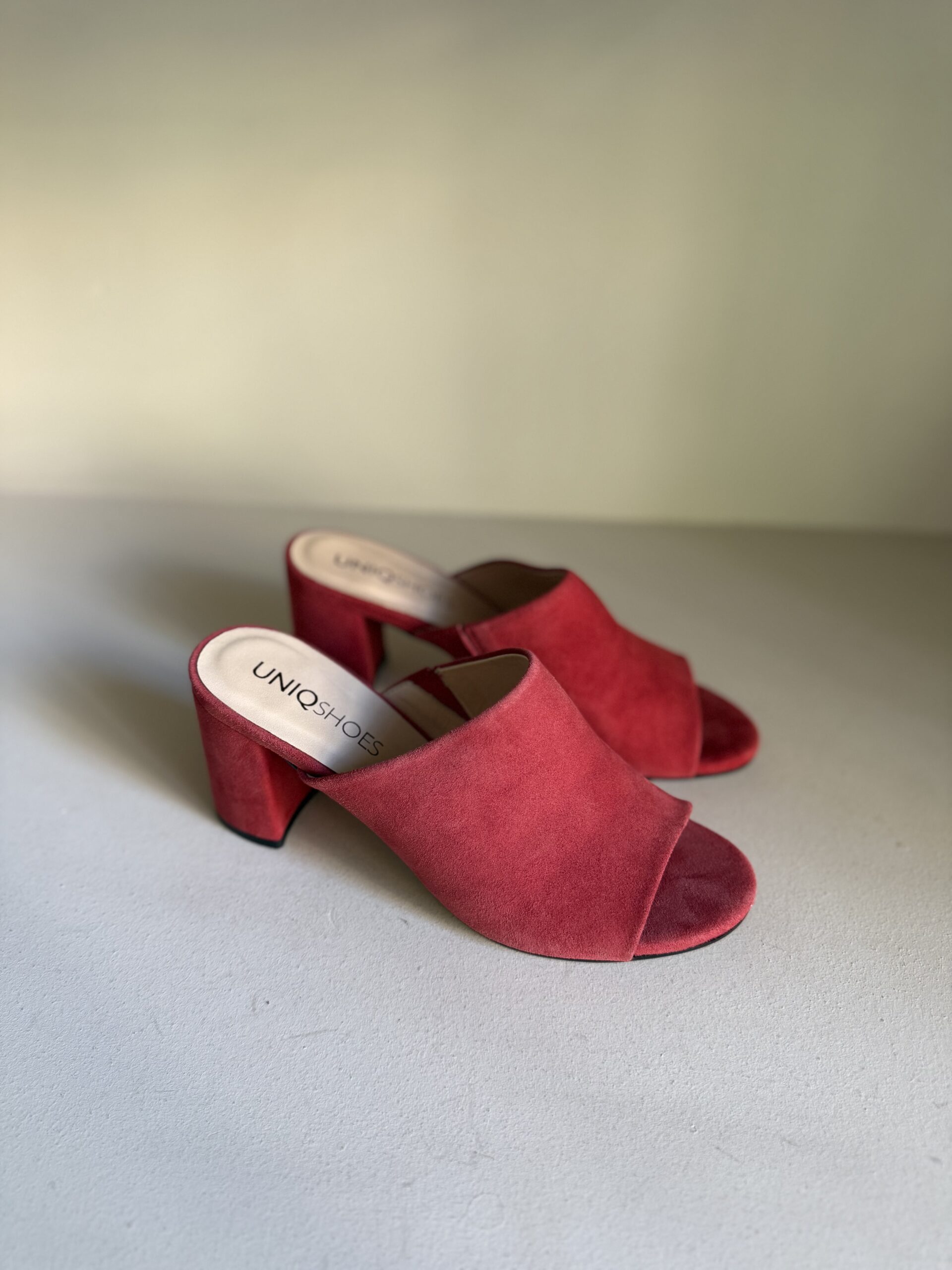 Zueco rojo de tacón bajo ancho 3 Zueco rojo de tacón bajo ancho