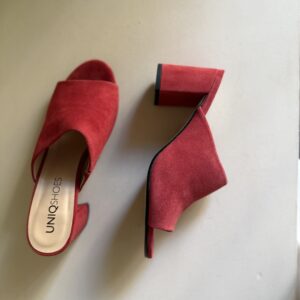 Zueco rojo de tacón bajo ancho