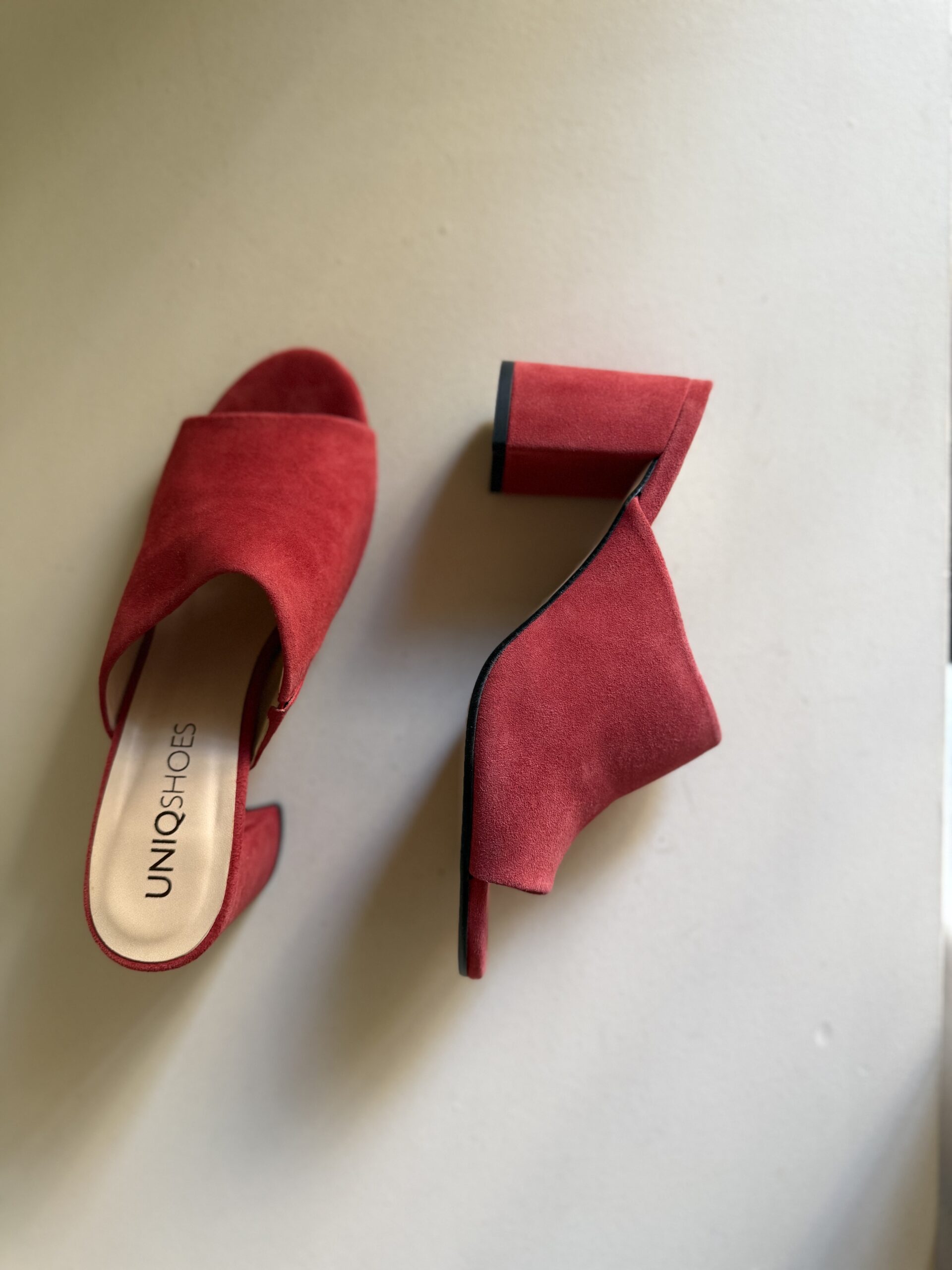 Zueco rojo de tacón bajo ancho 2 Zueco rojo de tacón bajo ancho