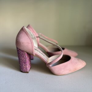Zapato de invitada rosa con tacón ancho