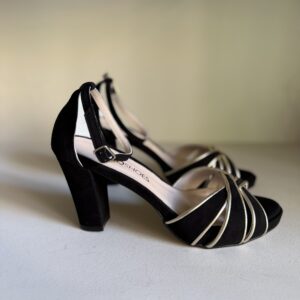 Sandalia negra con tacón ancho