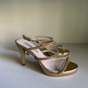 Sandalia dorada tacón fino con tiras de strass
