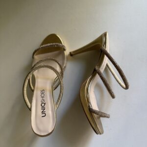 Sandalia dorada tacón fino con tiras de strass