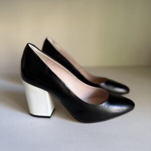 Zapato con punta redonda de salón negro