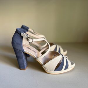 Sandalia blanca de ante con detalles azules