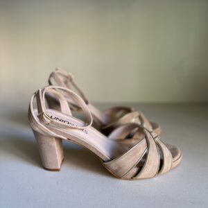 Sandalia beige tacón ancho