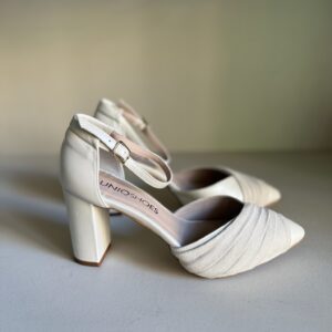 Zapato de novia marfil con tacón ancho y pala plisada