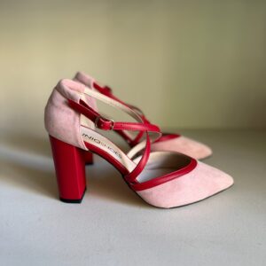 Zapato con cintas cruzadas y tacón ancho