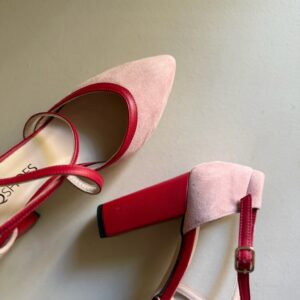 Zapato con cintas cruzadas y tacón ancho