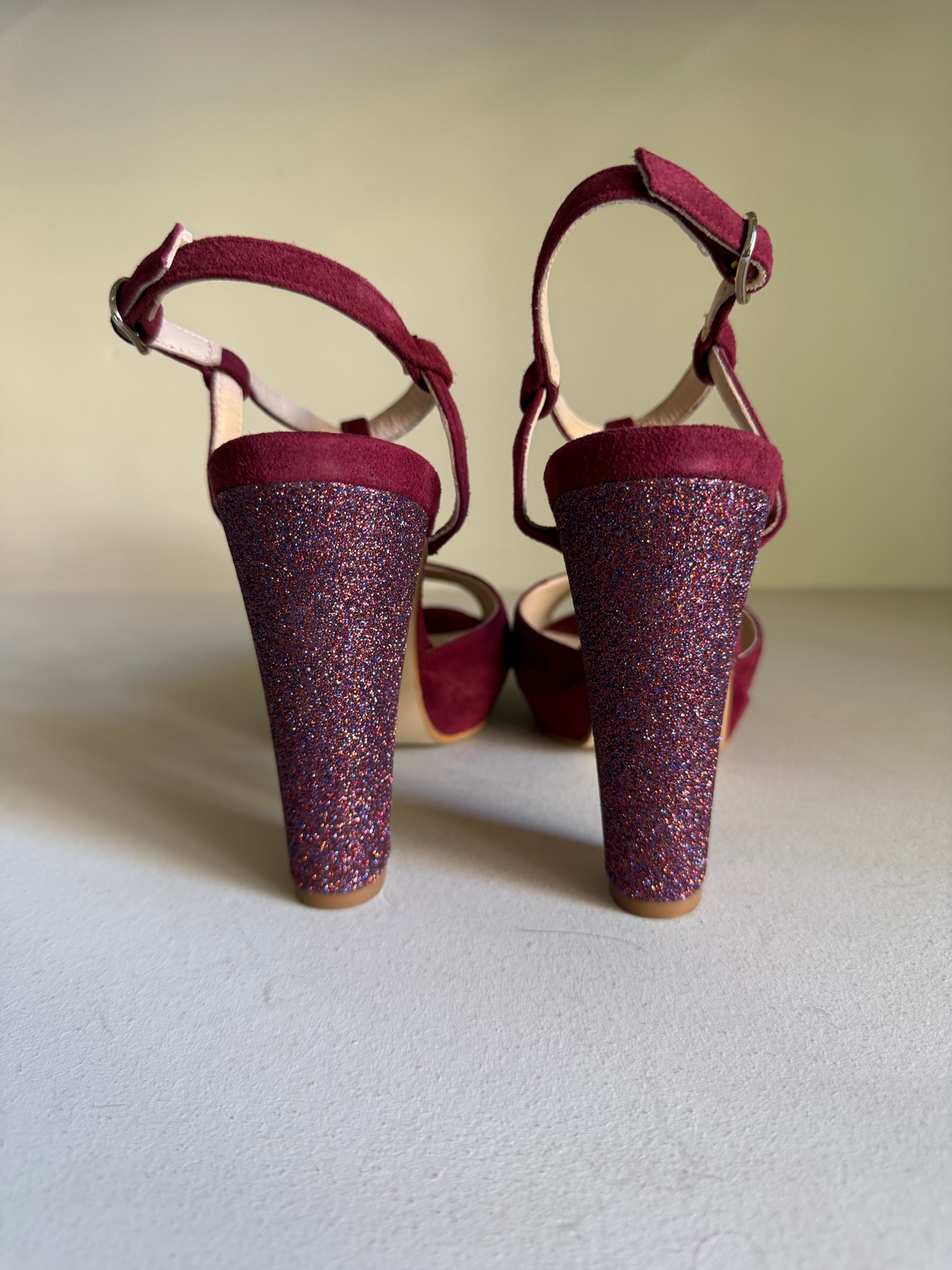 Sandalia burdeos con plataforma y tacón glitter 3 Sandalia burdeos con plataforma y tacón glitter