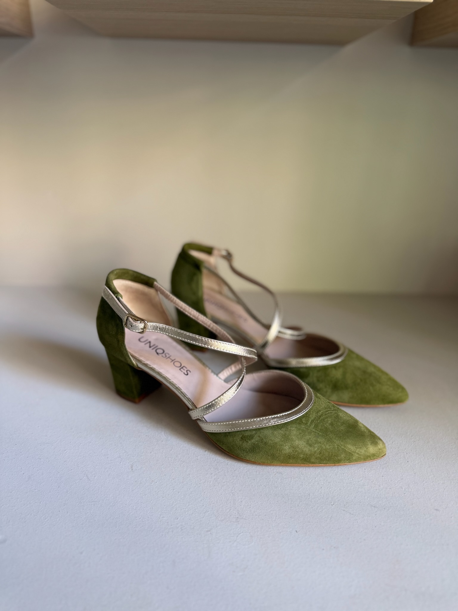Zapato verde oliva tacón ancho bajo 5 Zapato verde oliva tacón ancho bajo