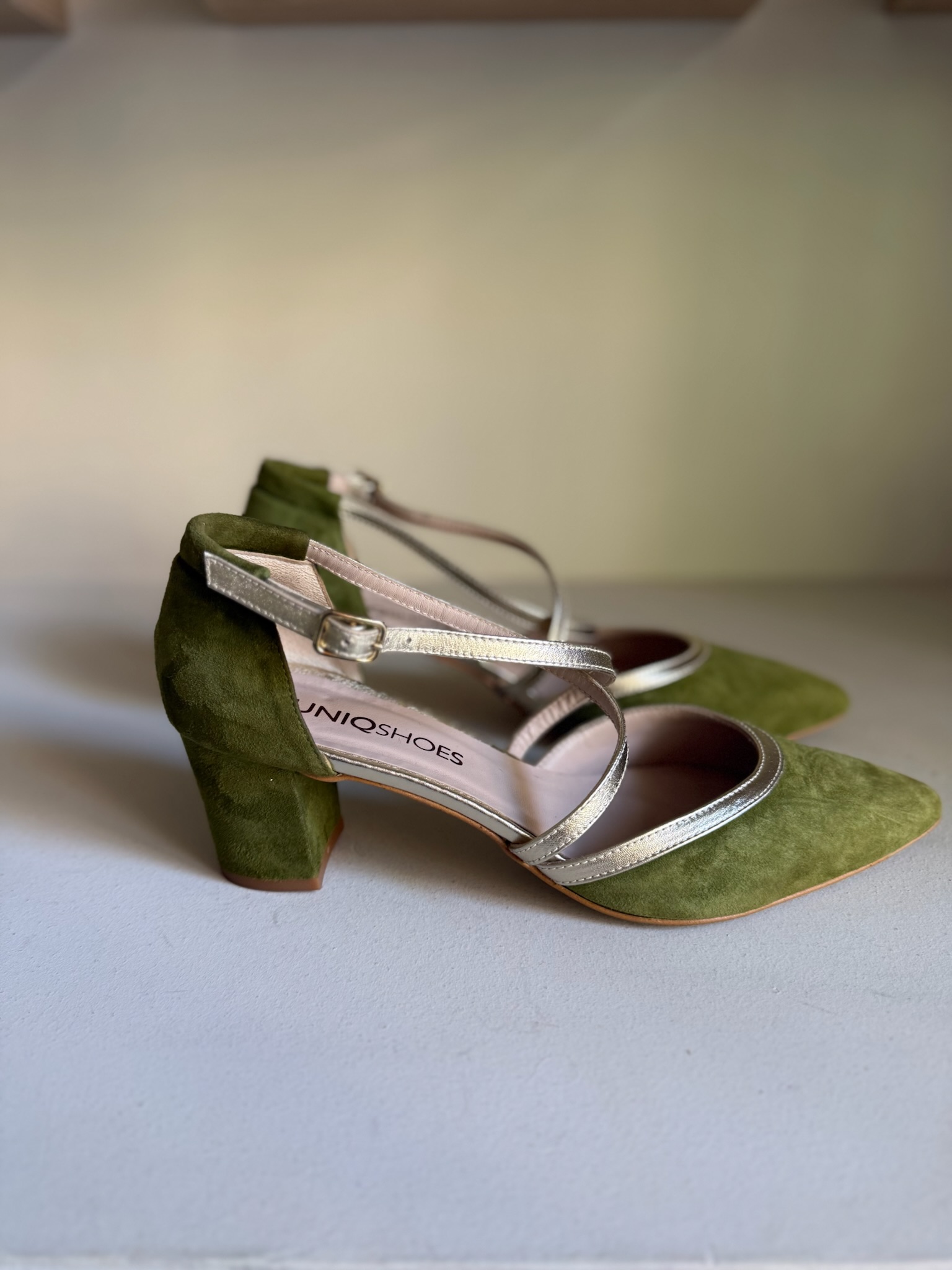 Zapato verde oliva tacón ancho bajo 1 Zapato verde oliva tacón ancho bajo