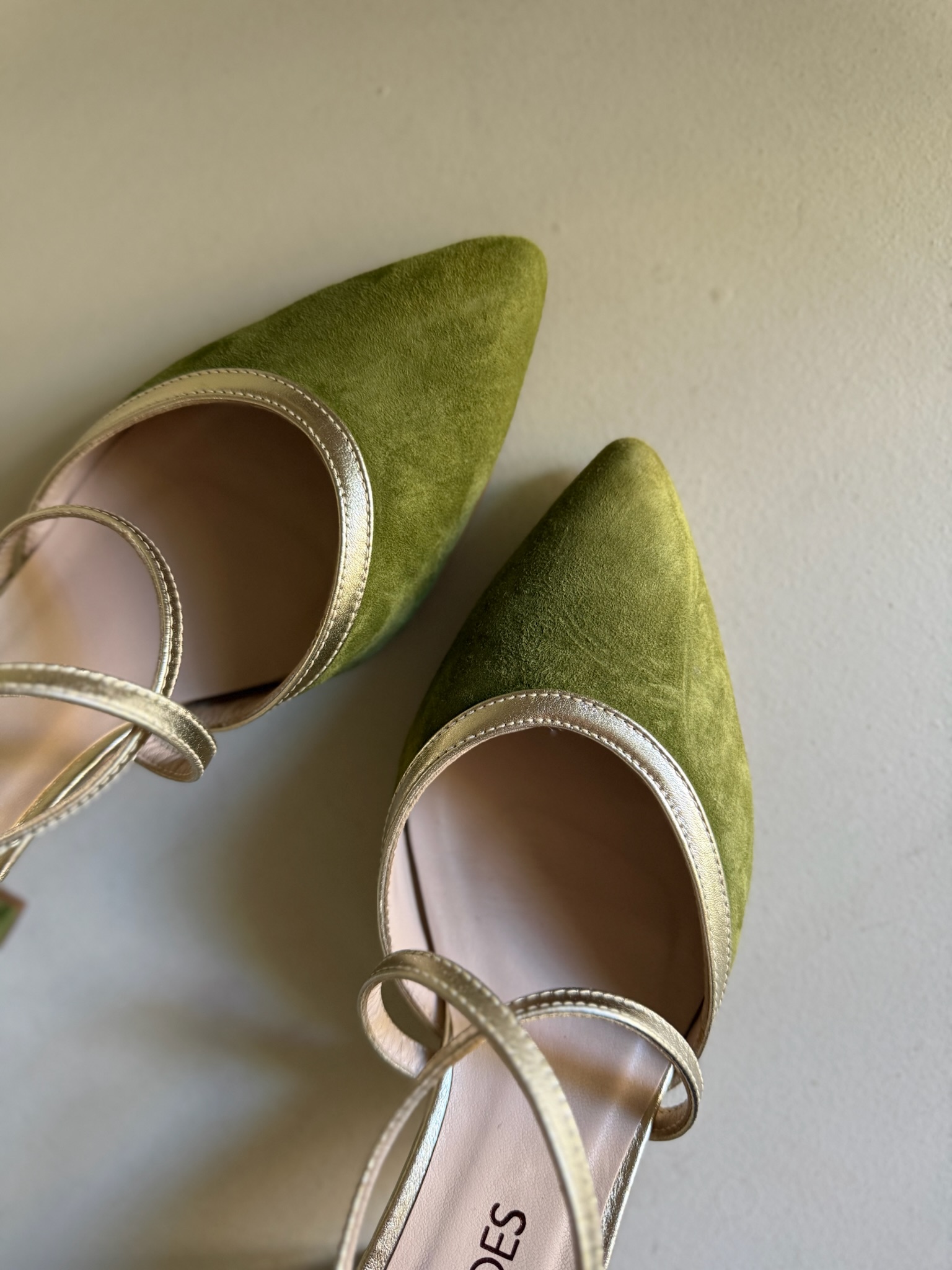 Zapato verde oliva tacón ancho bajo 2 Zapato verde oliva tacón ancho bajo