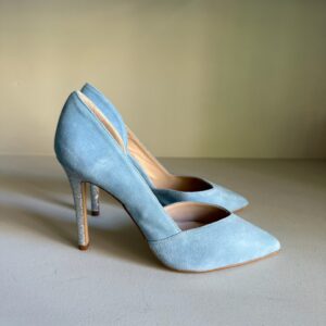 Zapato de salón azul con tacón fino en glitter